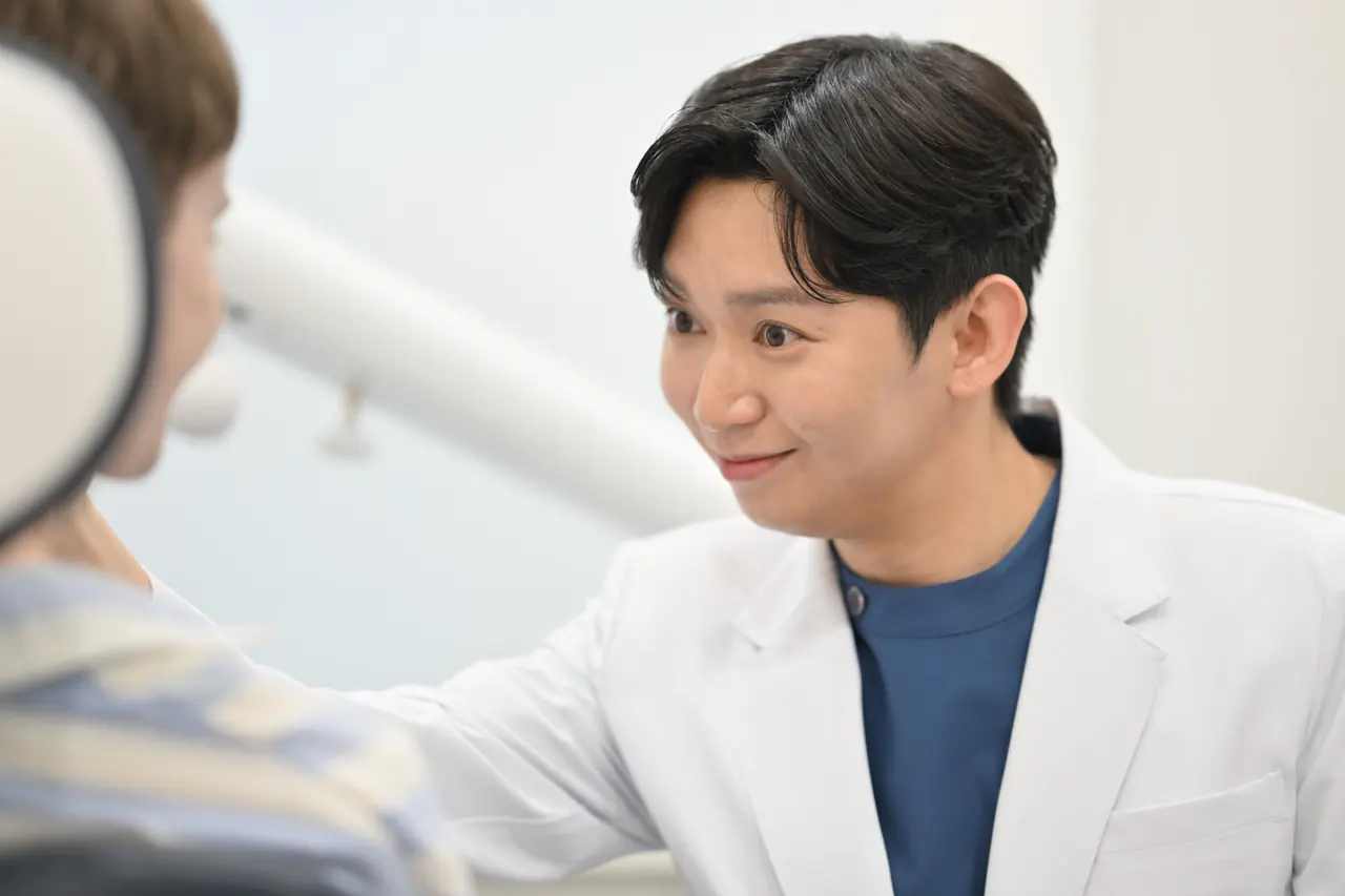 김성호 대표원장이 환자와 1:1로 상담하는 모습 — 강남젠틀치과의원